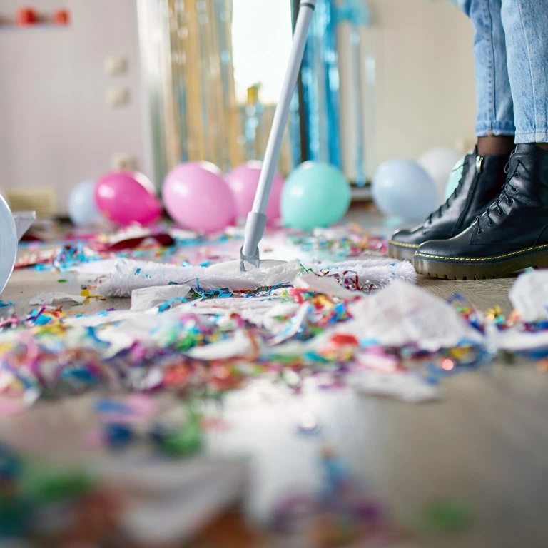 śmieci i balony na podłodze